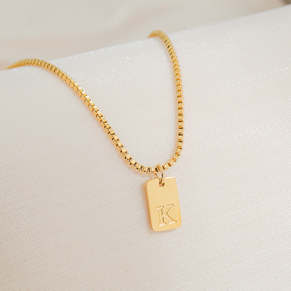 Collar con colgante de letra geométrica minimalista de acero inoxidable con baño de oro de 18 quilates para mujer