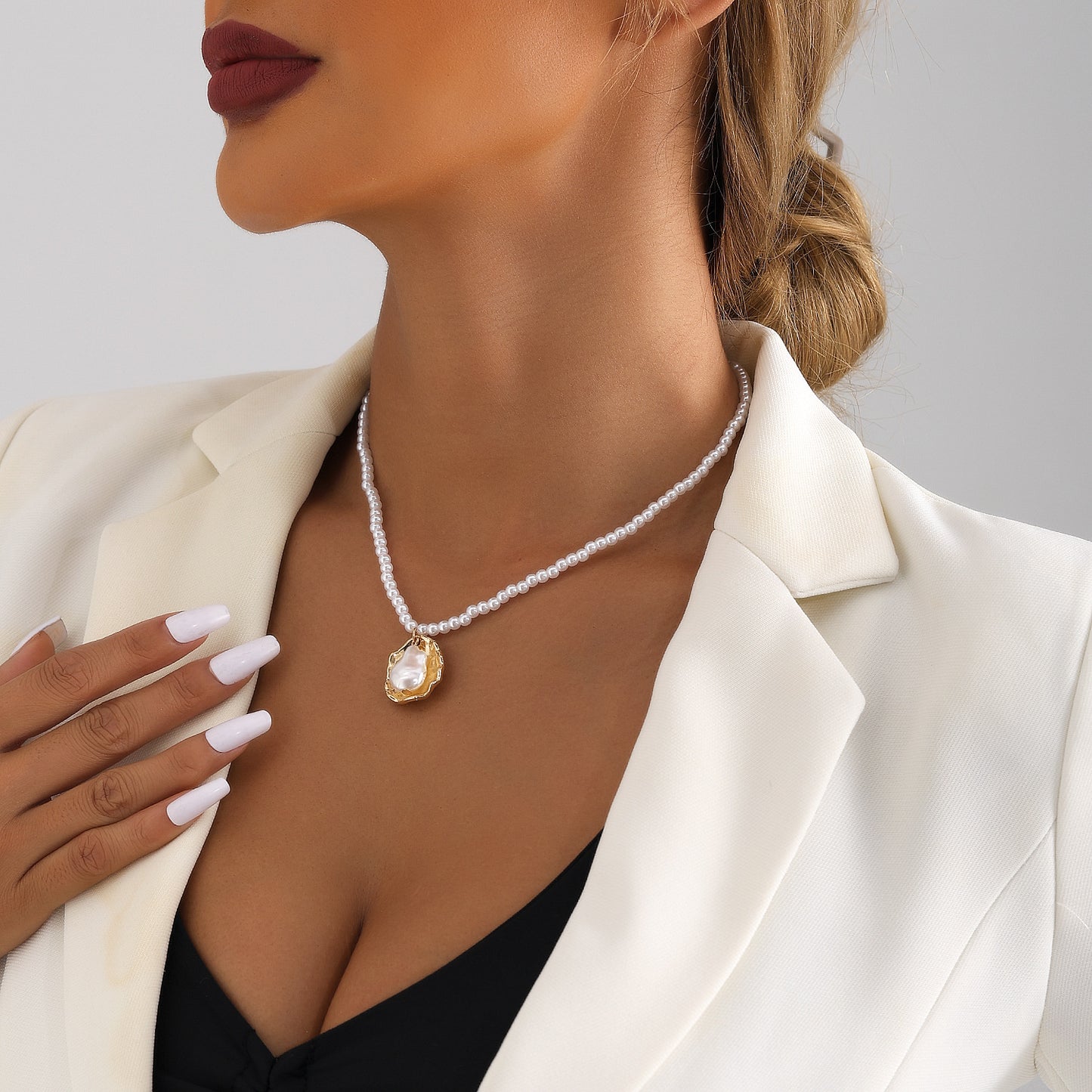 Minimalist Handmade Beaded Necklace for Women with Imitation Pearls Geometric Design Alloy Chain Plated Finish Clavicle Length