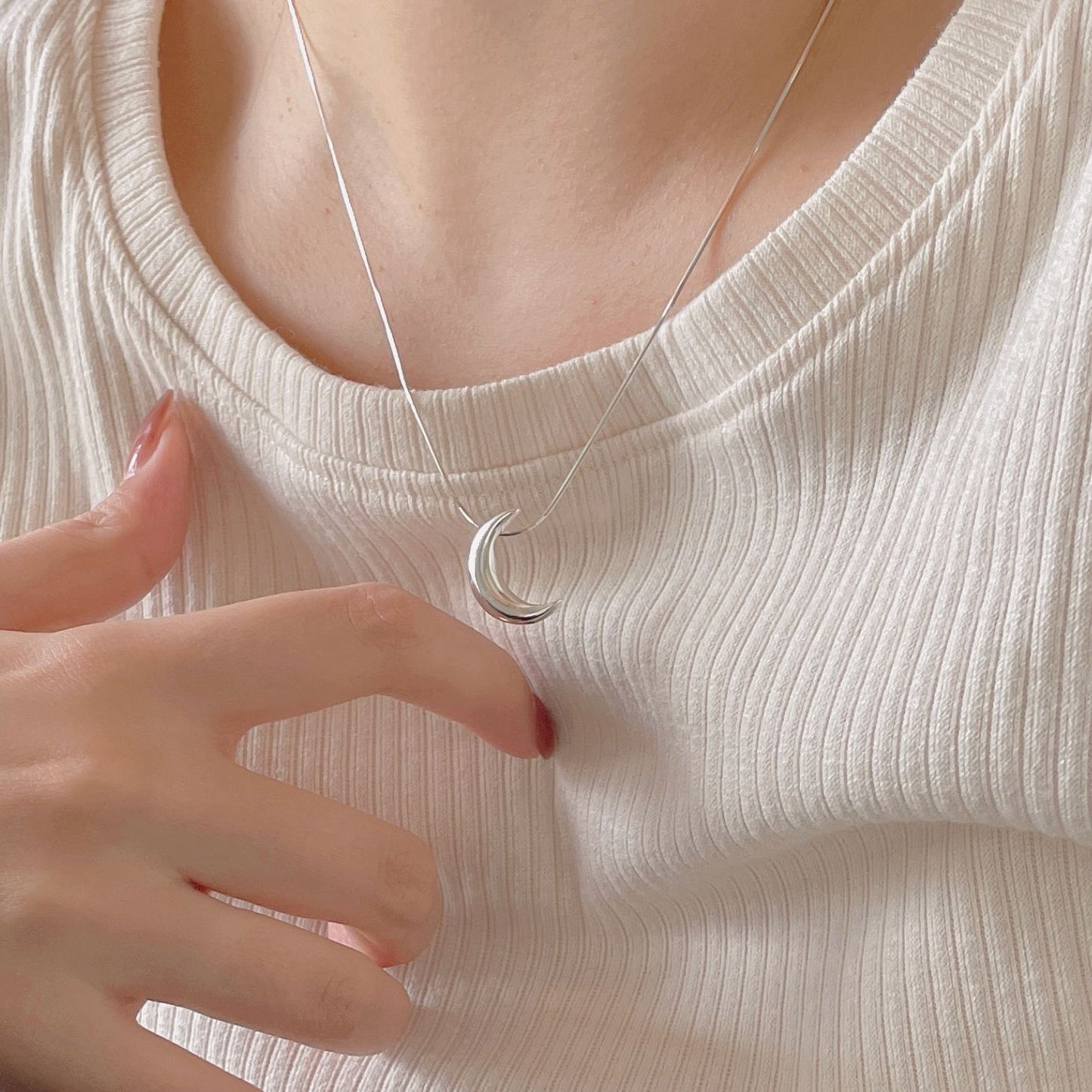 Collana Pendente Luna Minimalista in Argento Sterling 925 con Accento Geometrico