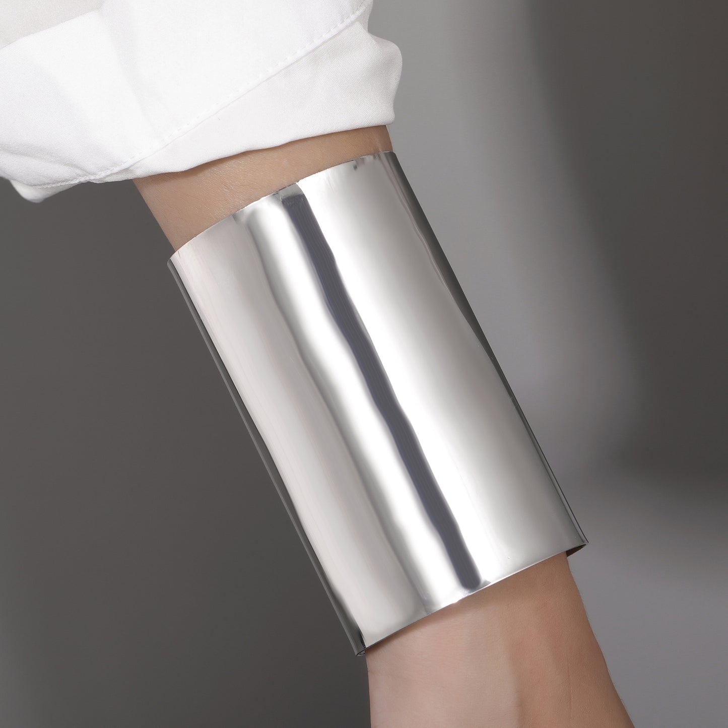 Bracciale a fascia in metallo geometrico punk con finitura lucida e design ampio e audace