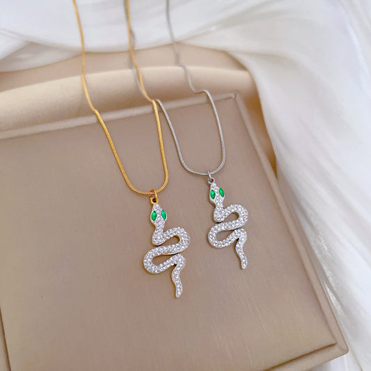 Collana Pendente Minimalista Serpente Occhi Verdi in Acciaio al Titanio per Donne e Uomini, Stile Medaglione Geometrico con Catena Clavicola Placcata Oro