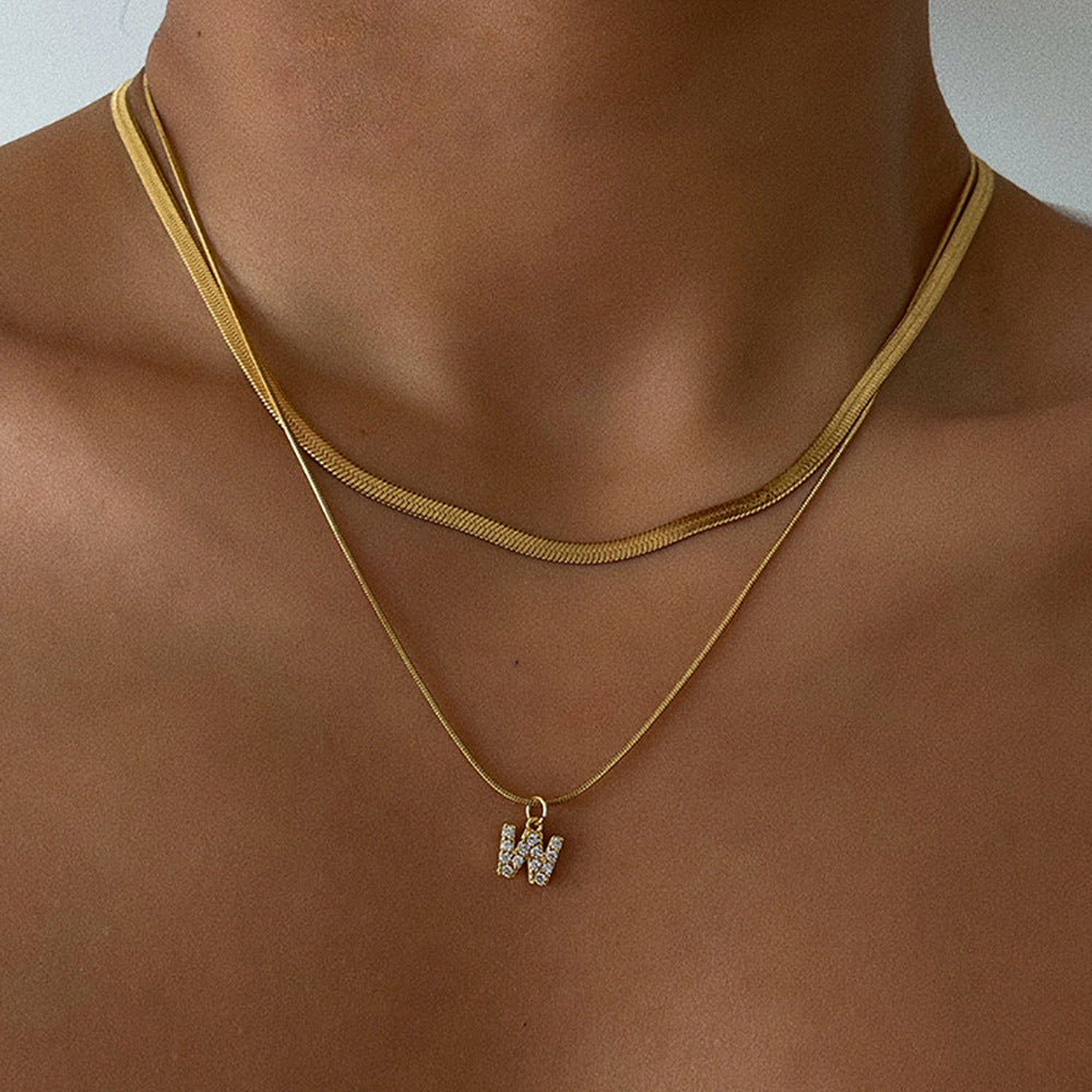 Collana a doppia catena minimalista in acciaio al titanio con intarsio di strass e ciondolo a forma di lettera, unisex