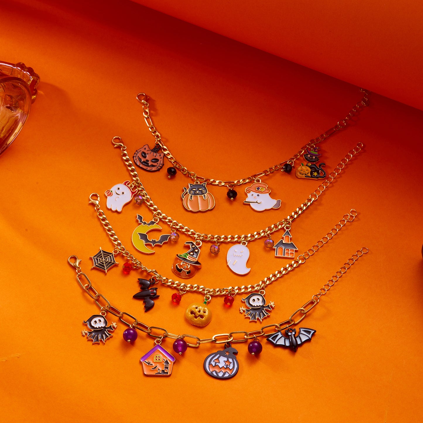 Set di braccialetti elastici in resina geometrici retrò da donna con ciondoli a teschio e design artistico vintage