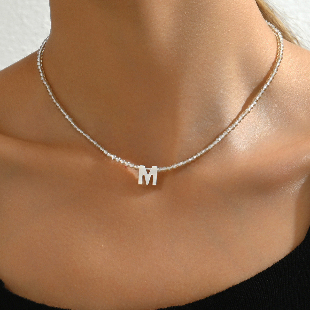 Collar Minimalista de Perlas Frescas y Nácar con Letras, para Mujer, con Dije Geométrico y Diseño que Realza la Clavícula