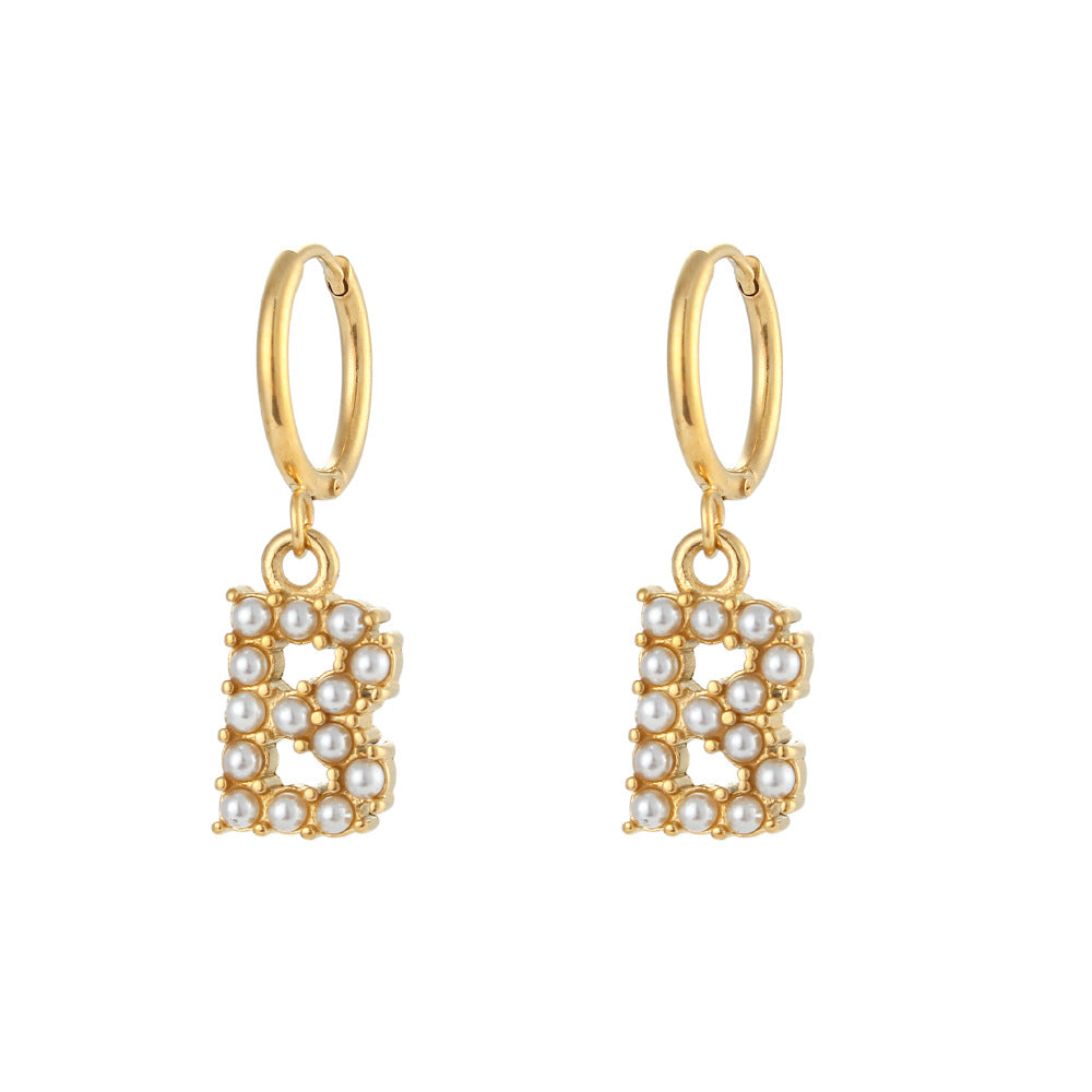 Orecchini a perno a forma di lettera dal design minimalista per donna in acciaio inossidabile con placcatura in oro 18 carati e dettagli in perle
