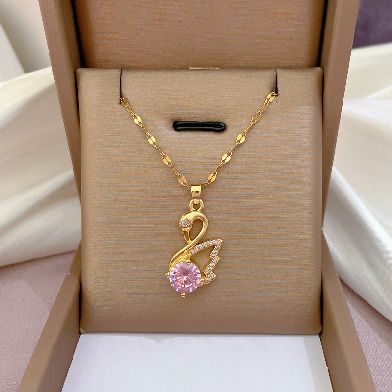 Collar con Colgante de Cisne Estilo Dibujos Animados para Mujer en Acero de Titanio con Chapado en Oro y Circonia Microengarzada en Cadena de Labios