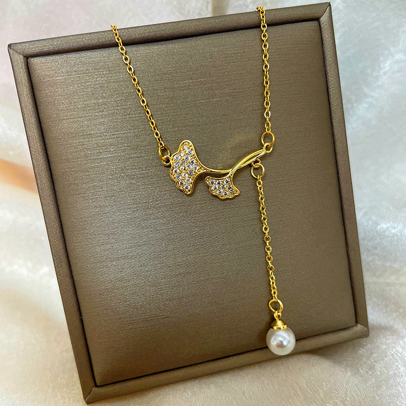 Collana con ciondolo a goccia in rame placcato oro 18 carati con micro-pavé e catena a onda in acciaio al titanio, design originale