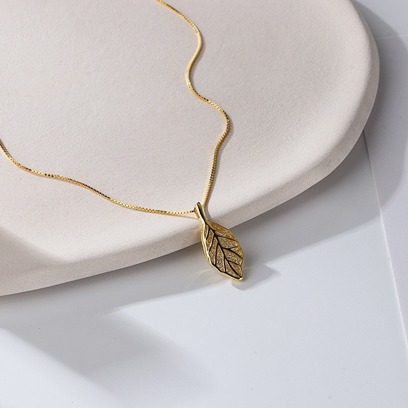 Natural Style Leaf Pendant Necklace for Women Made of Titanium Steel with Plated Finish and Wavy Chain