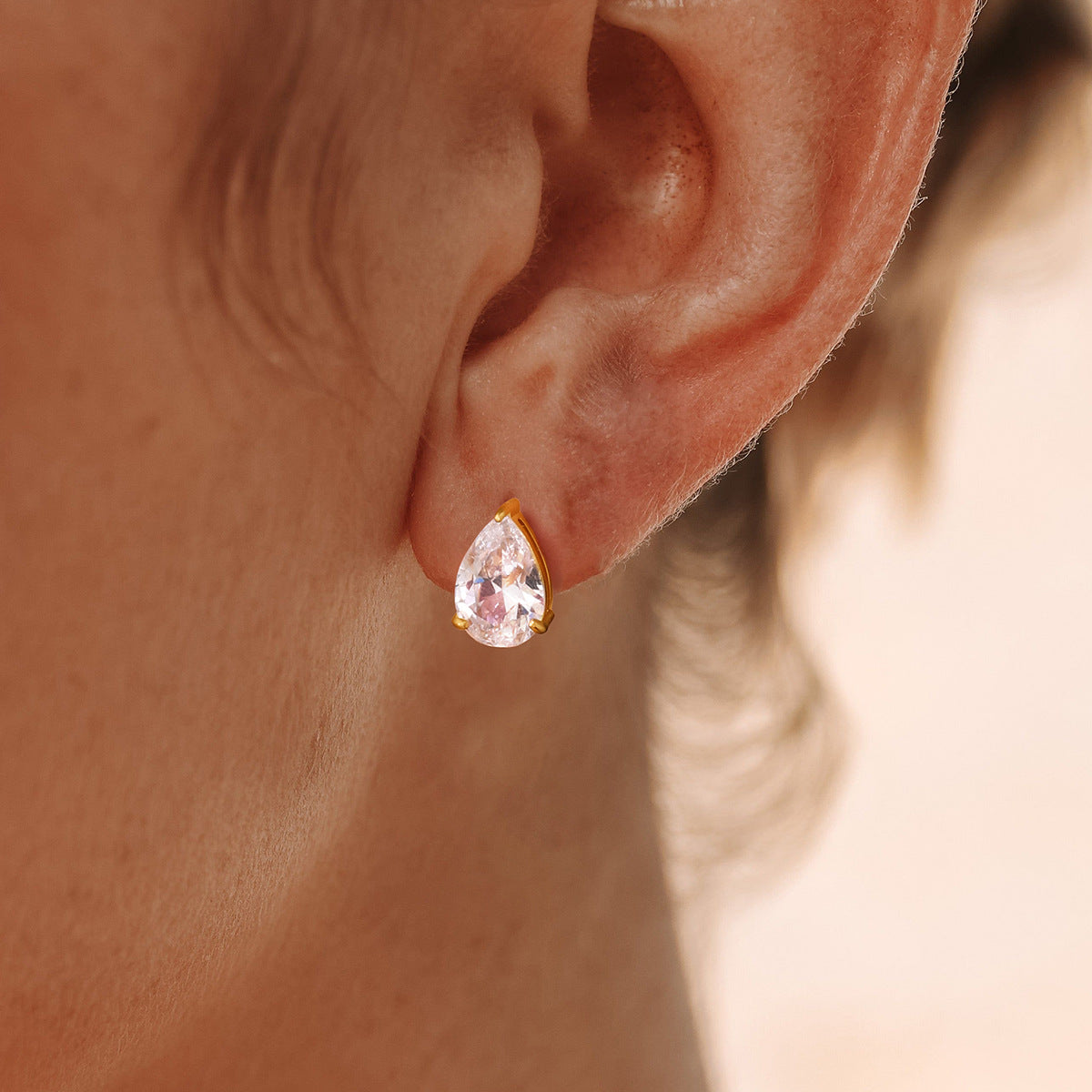Orecchini a perno geometrici minimalisti in acciaio inossidabile con accenti di zirconi placcati in oro 18 carati da donna