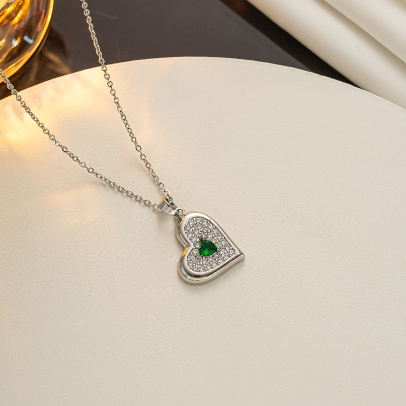 Collana girocollo minimalista placcata in acciaio al titanio a forma di cuore con zircone verde