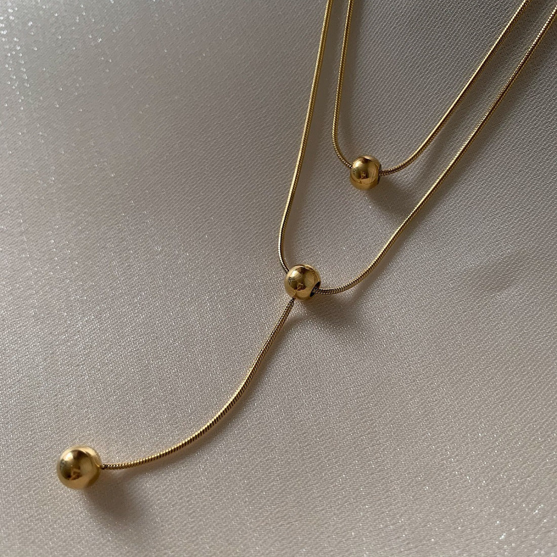 Collar minimalista de acero de titanio de dos capas con borla y cuentas redondas para mujer, estilo guardapelo con cadena de serpiente