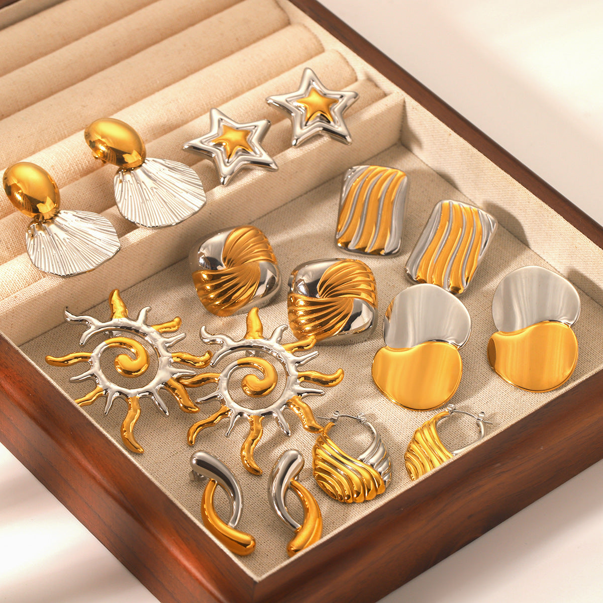 Orecchini a perno da donna in acciaio inossidabile con texture geometrica, placcatura in oro e argento e design a stella a cinque punte