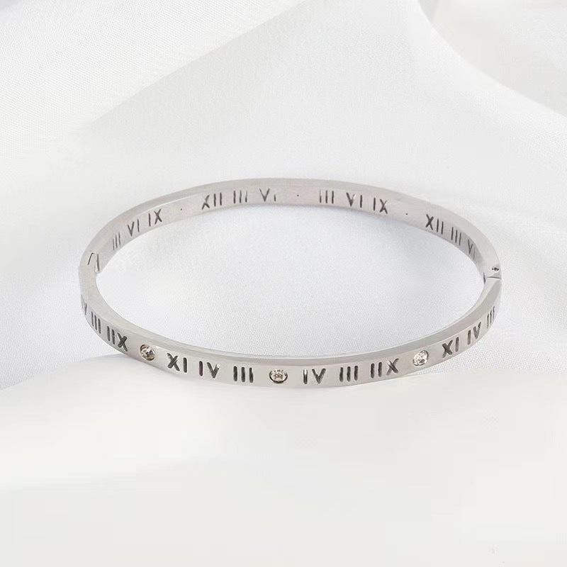 Elegante bracciale da donna con numeri romani in acciaio al titanio con finitura placcata