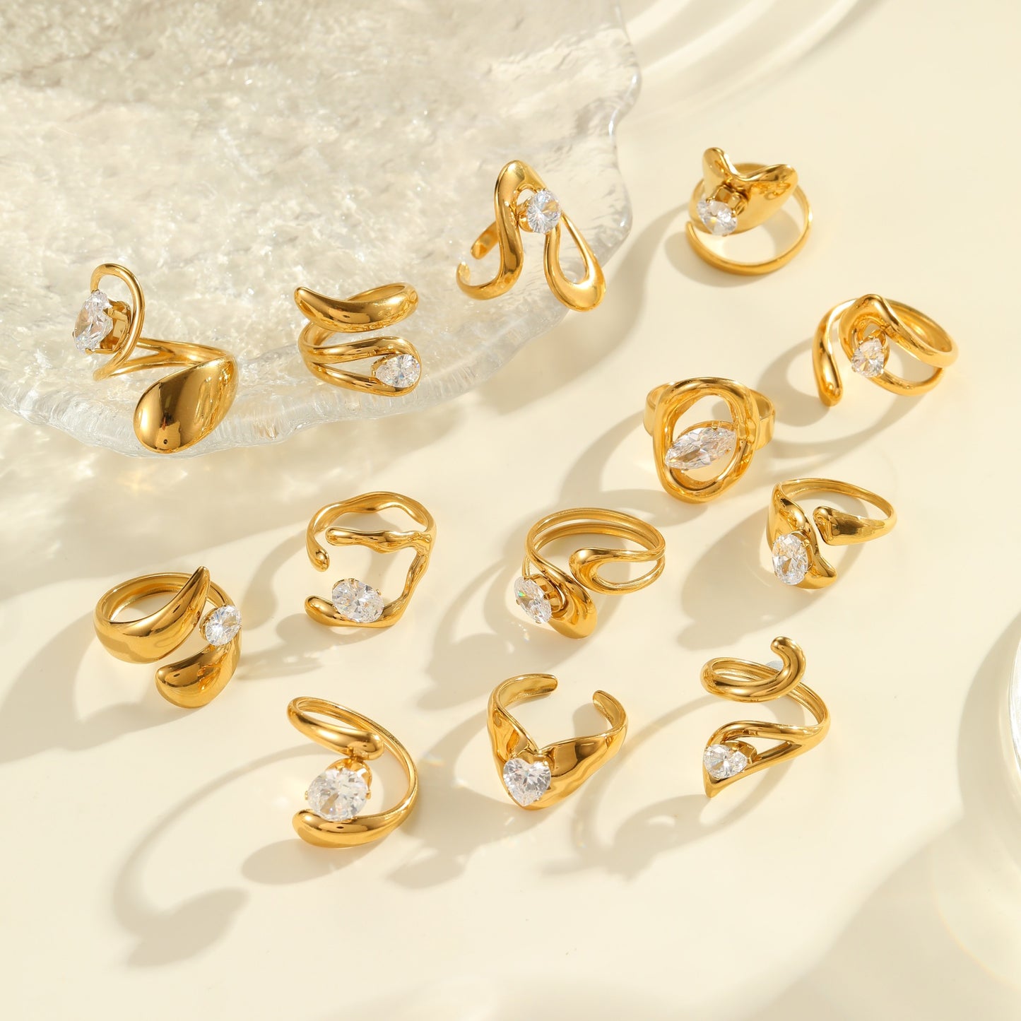 Anello da donna minimalista geometrico con zirconi in acciaio inossidabile con finitura placcata