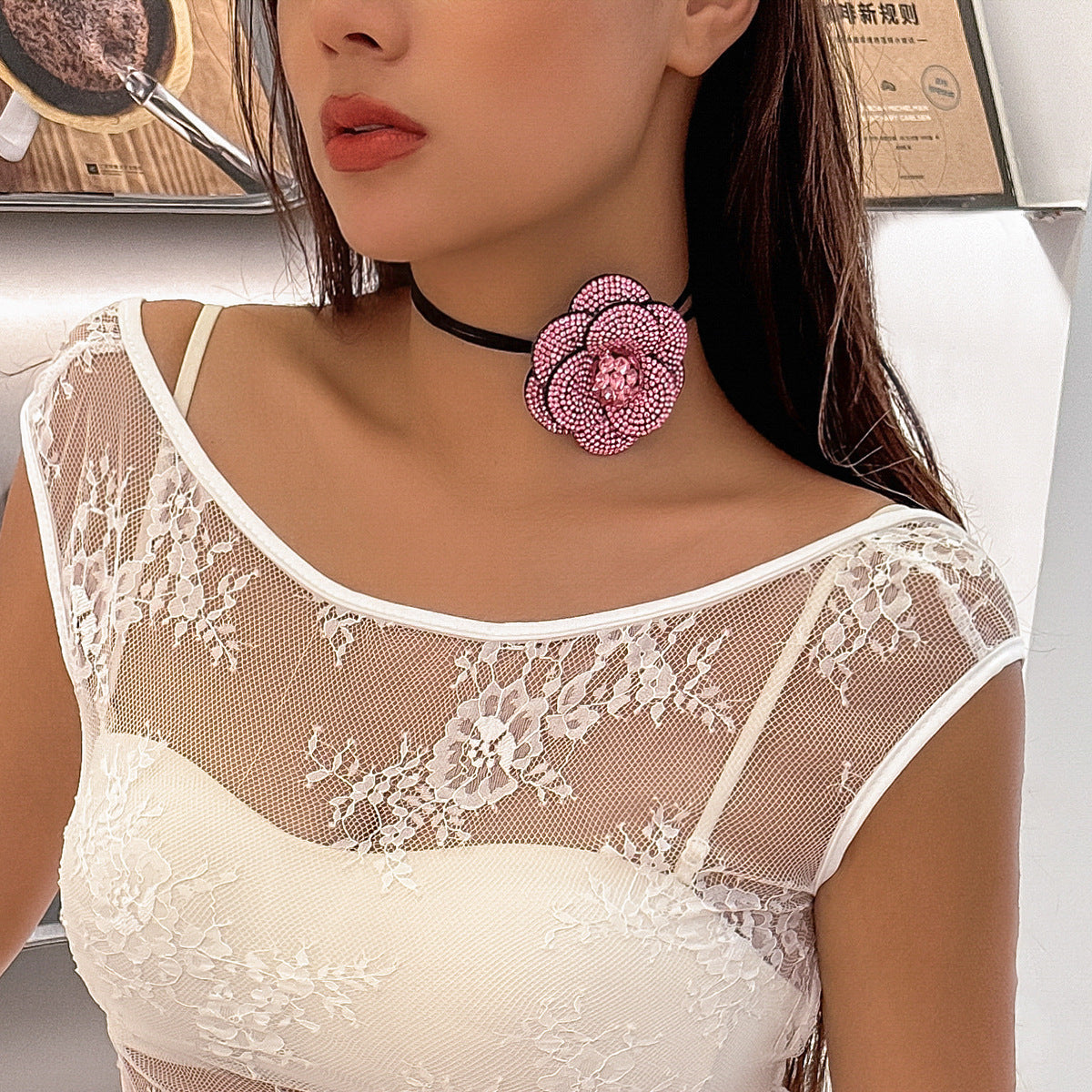 Collana girocollo floreale vintage con intarsi in strass su cordino di velluto regolabile, ciondolo multistrato con nappe da donna