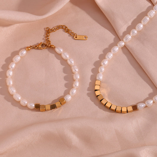 Conjunto de collar y pulsera de cuentas de acero inoxidable geométrico de moda para mujer con detalles de perlas de agua dulce y acabado galvanizado