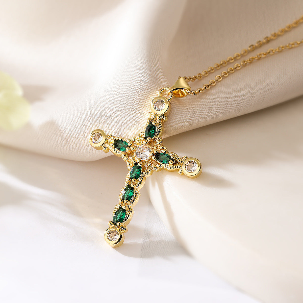 Collana Pendente a Croce Minimalista da Donna con Base in Rame Placcata in Oro Vero e Intarsi in Zircone