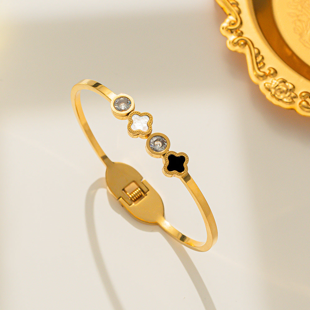 Bracciale alla moda da donna in titanio placcato a forma di trifoglio
