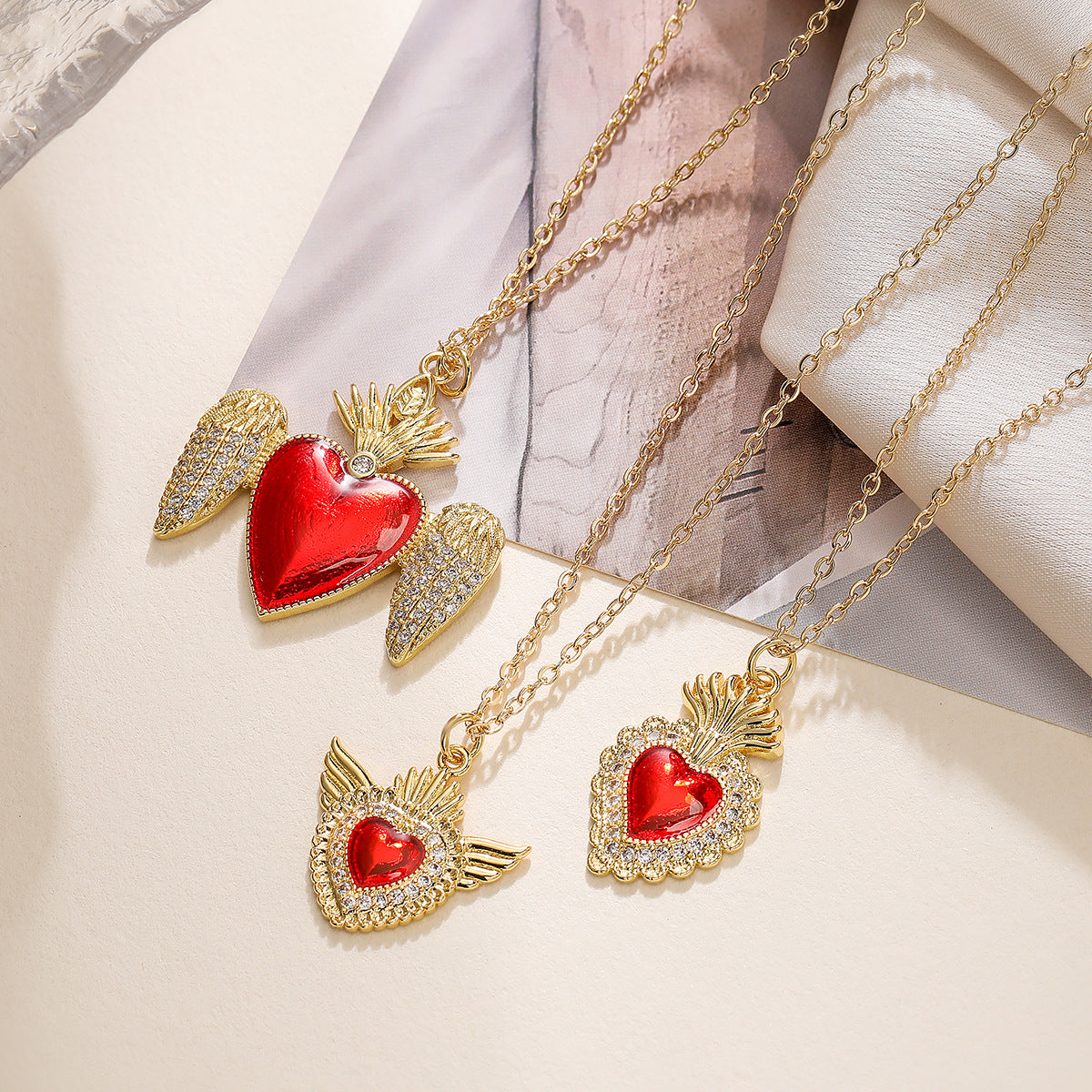 Collana Pendente da Donna Minimalista, Geometrica Irregolare, in Rame, Placcata Oro Vero, con Ciondolo a Cuore in Zircone