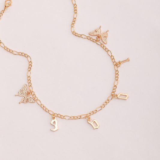 Collar colgante de mariposa estilo punk con letras para mujer en aleación con acabado chapado en cadena de caja