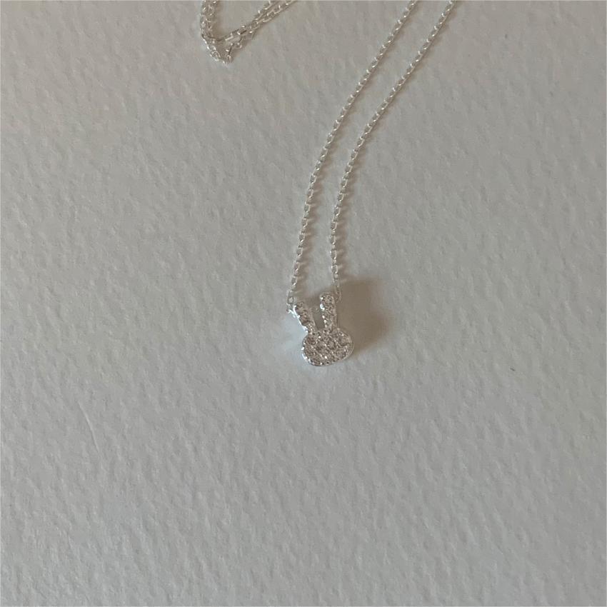 Collana con Ciondolo Coniglio Minimalista in Argento Sterling 925 con Finitura Placcata su Catena a Croce