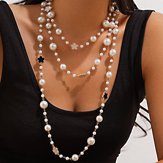 Collar con colgante de flor de cinco pétalos minimalista con detalles de perlas de imitación en cadena hecha a mano para mujer