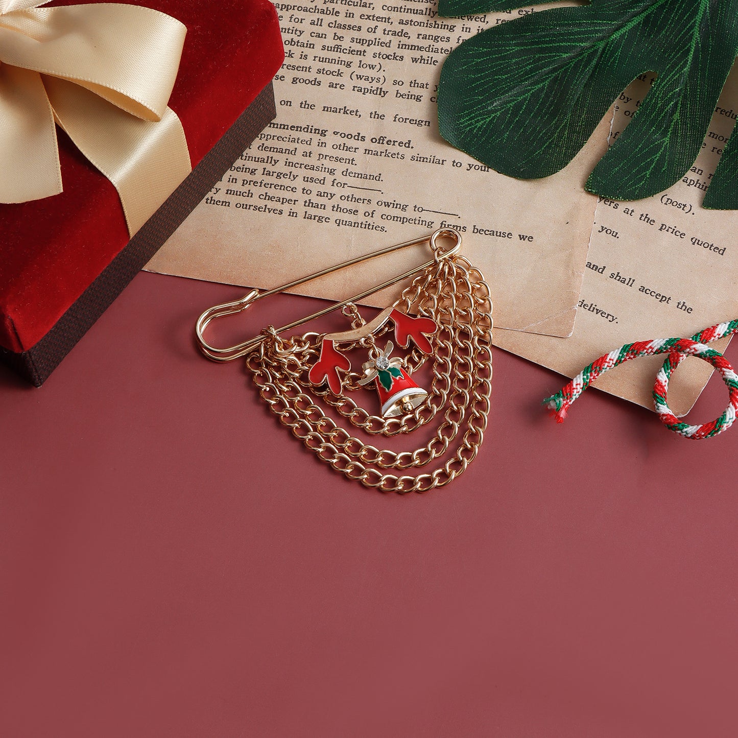 Broche de sombrero de Navidad minimalista, geométrico y a la moda, con incrustaciones de pedrería, en rojo y con acabado galvanizado para mujer