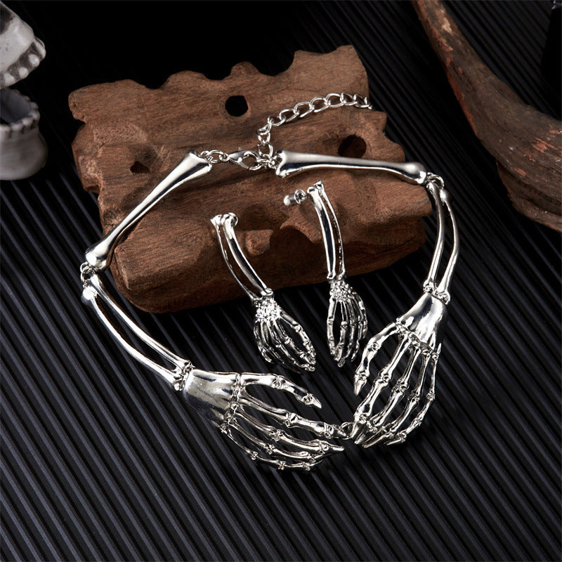 Collana con ciondolo a teschio gotico scuro da donna con catena in lega e finitura galvanizzata per costume di Halloween