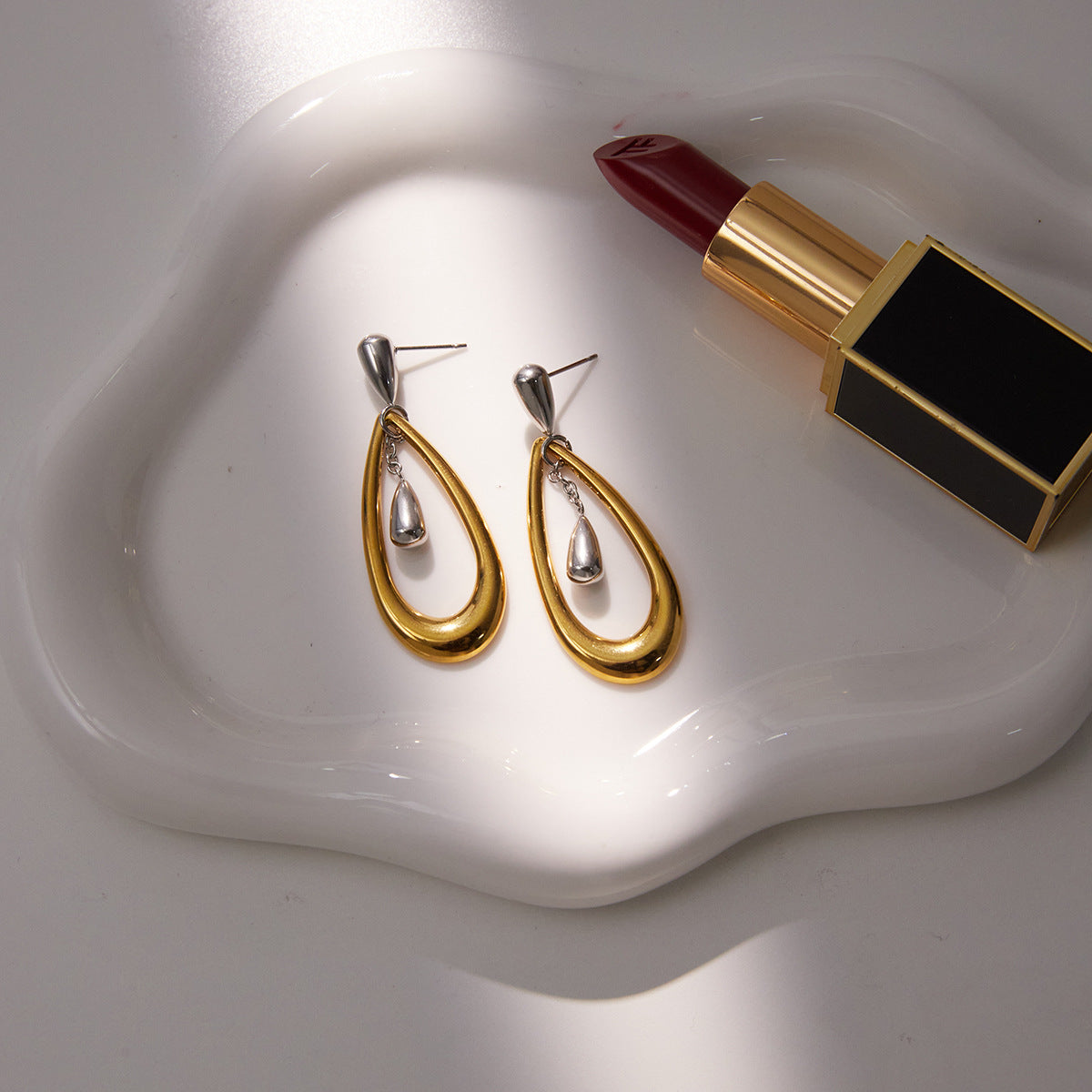 Pendientes Minimalistas Geométricos de Acero Inoxidable con Acabado Chapado para Mujer, Ligeros Hipoalergénicos con Broche