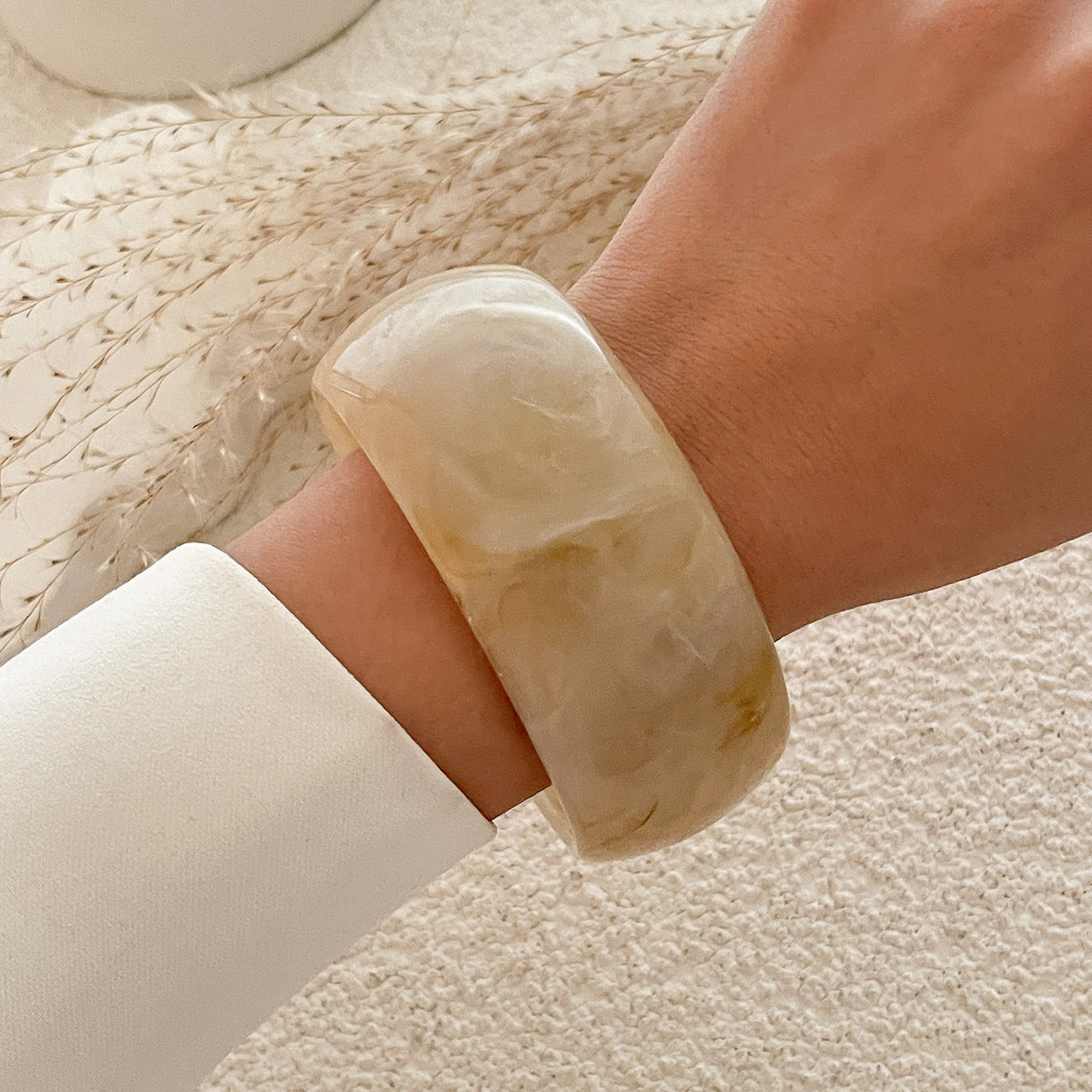 Pulsera de acrílico translúcido con gradiente estilo Instagram para mujer con banda ancha redonda asimétrica irregular