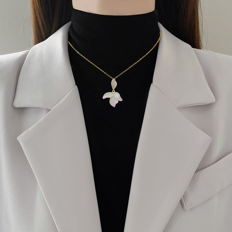 Collana Pendente Minimalista Floreale Geometrica in Acciaio al Titanio con Finitura Smaltata e Accenti di Zirconia Cubica da Donna