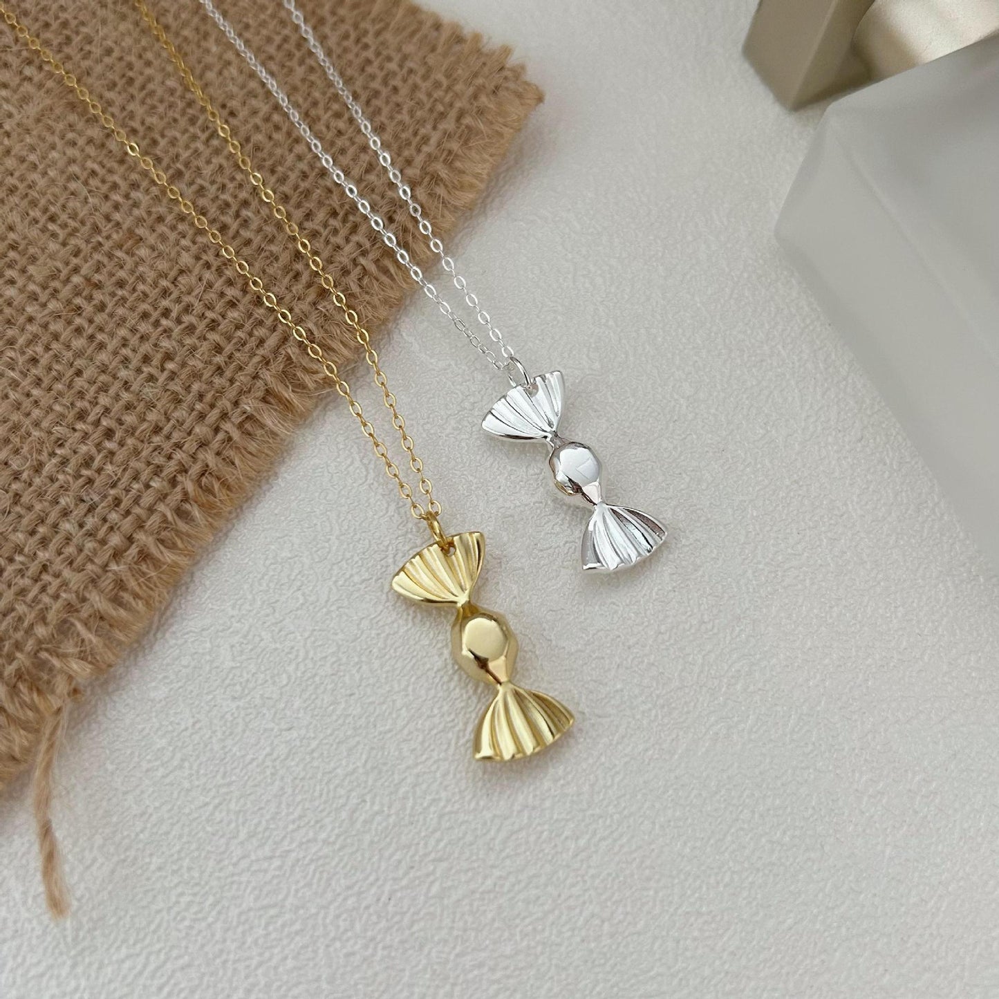 Collana con Pendente Minimalista Geometrico a Caramella in Argento Sterling 925 Placcato Oro su Catena a Croce