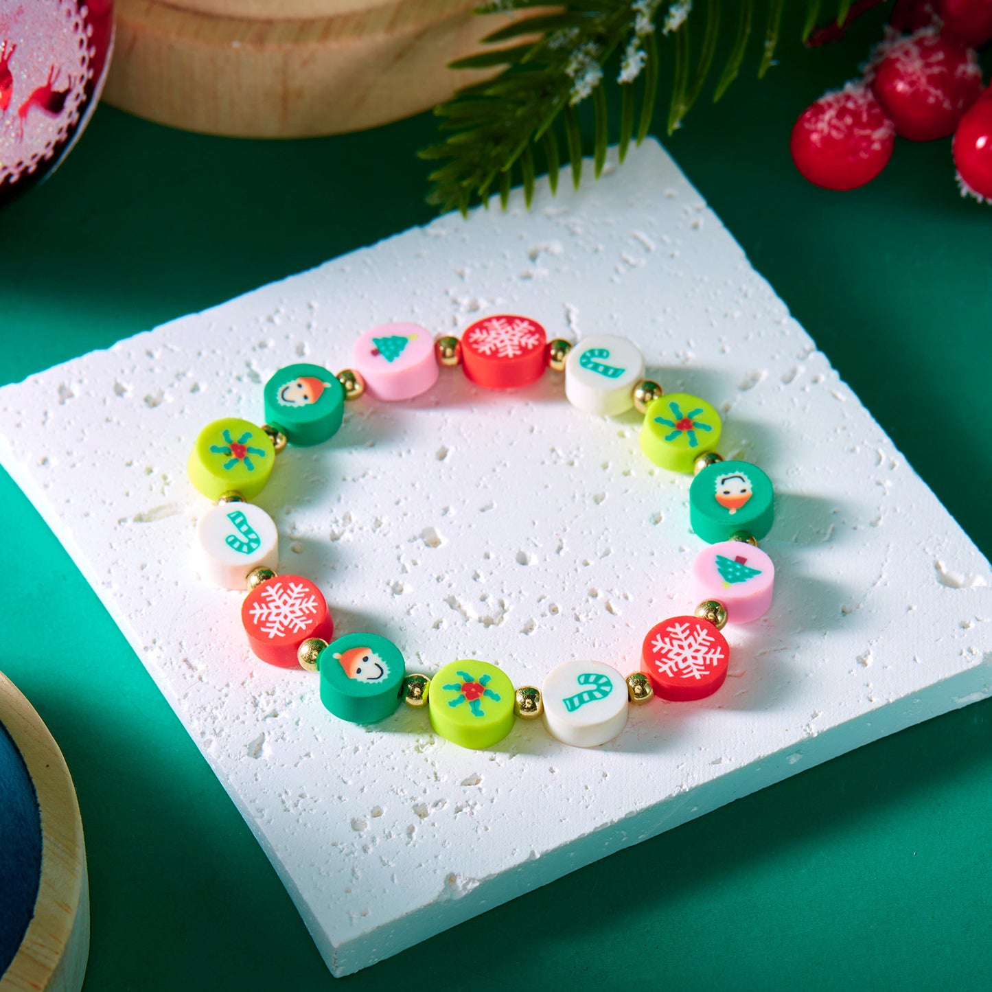 Pulsera navideña hecha a mano de arcilla polimérica para mujer con dijes de copo de nieve y Papá Noel. Joyería festiva para las fiestas.