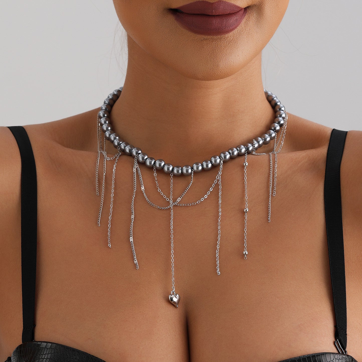 Minimalist Heart-Shaped Glass Beaded Pendant Necklace with Gold-Plated Alloy Charm and Delicate Clavicle Chain