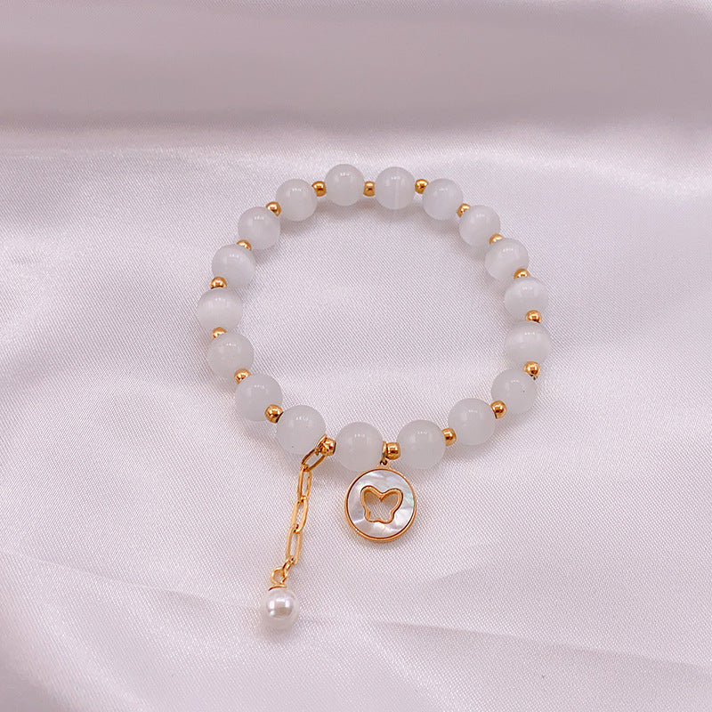 Bracciale da donna minimalista con pietra occhio di gatto bianca a forma di farfalla, design geometrico ed eleganti dettagli in cristallo