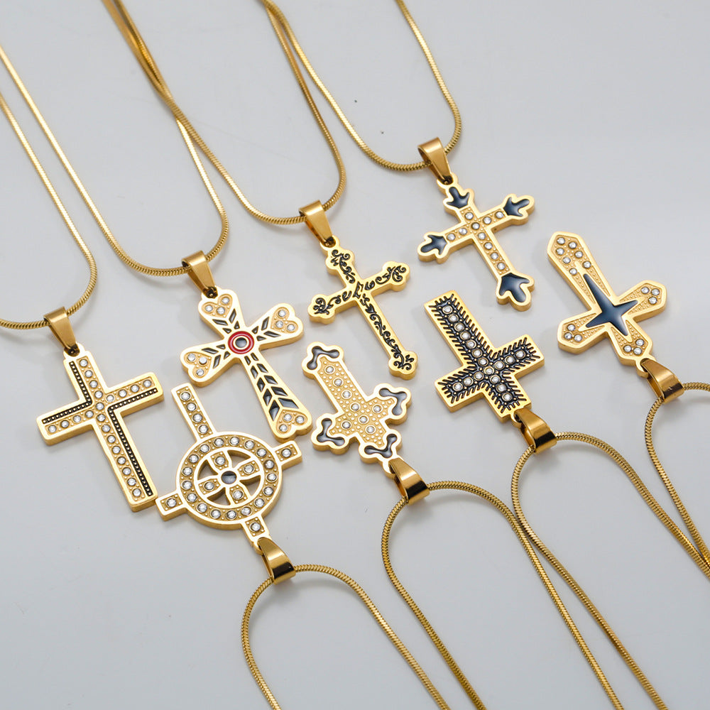 Collana con pendente a croce in stile vintage in acciaio inossidabile con intarsio di strass e placcatura in oro, unisex