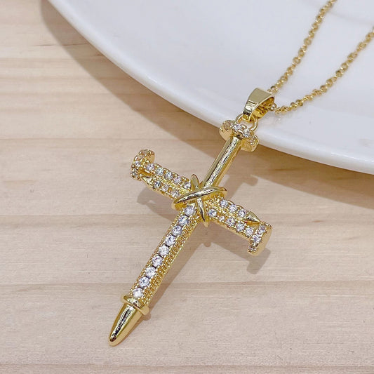 Collana a croce geometrica di lusso leggero, placcata oro 18K in acciaio al titanio con intarsi in strass, pendente con catena a O per donna