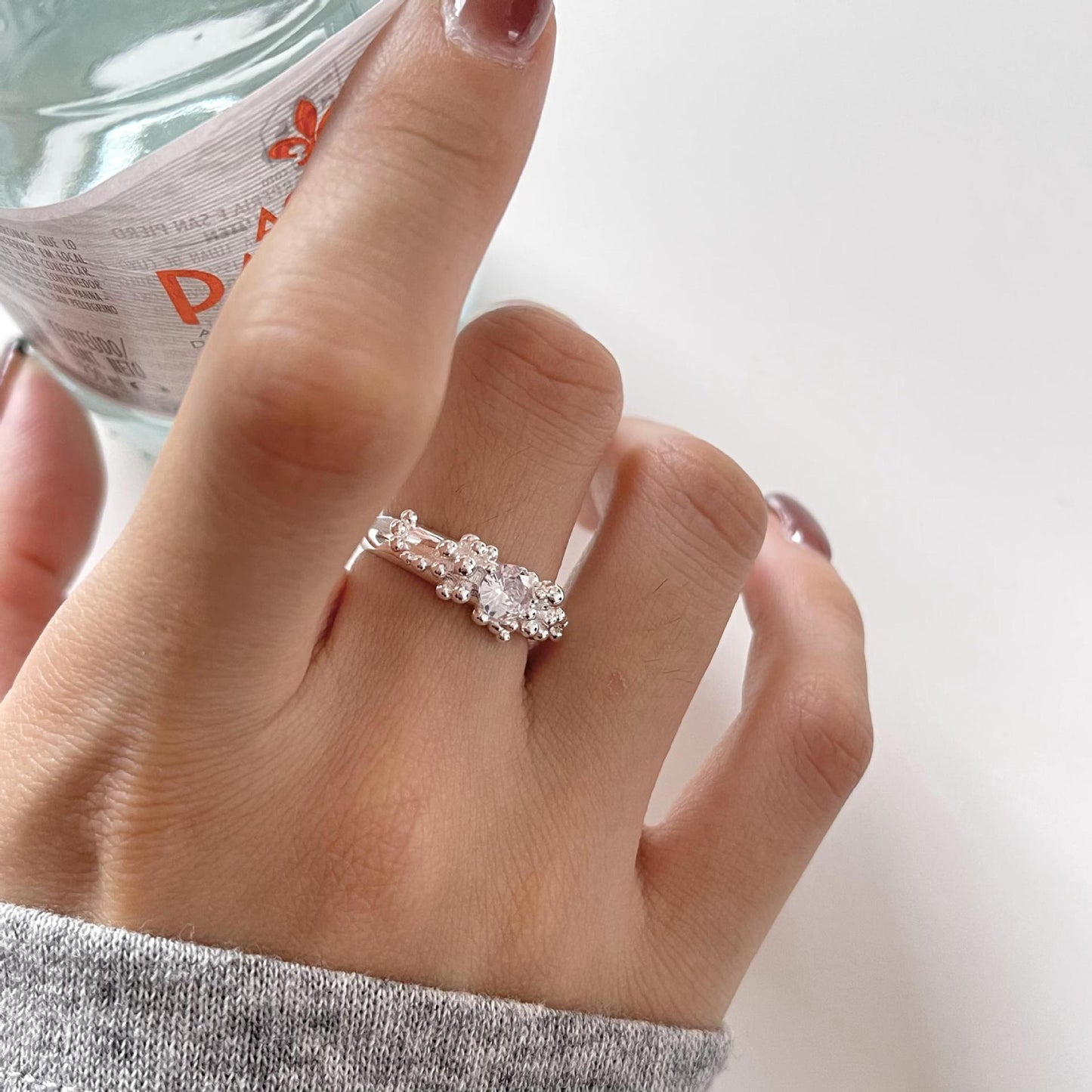 Anillo Minimalista de Plata de Ley 925 con Circonita Cúbica Incrustada Geométricamente y Diseño Irregular Abstracto para Mujer