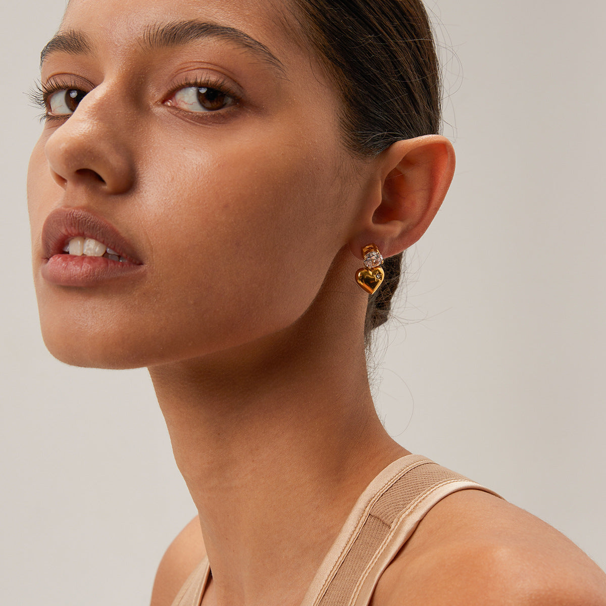 Pendientes de Acero Inoxidable Geométricos Minimalistas con Baño de Oro de 18K y Acento de Corazón de Circonita Cúbica