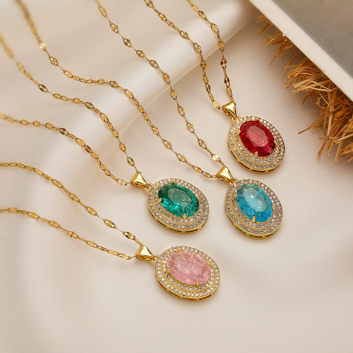 Collana pendente ovale minimalista da donna in ottone con placcatura in oro vero e intarsio di zirconi
