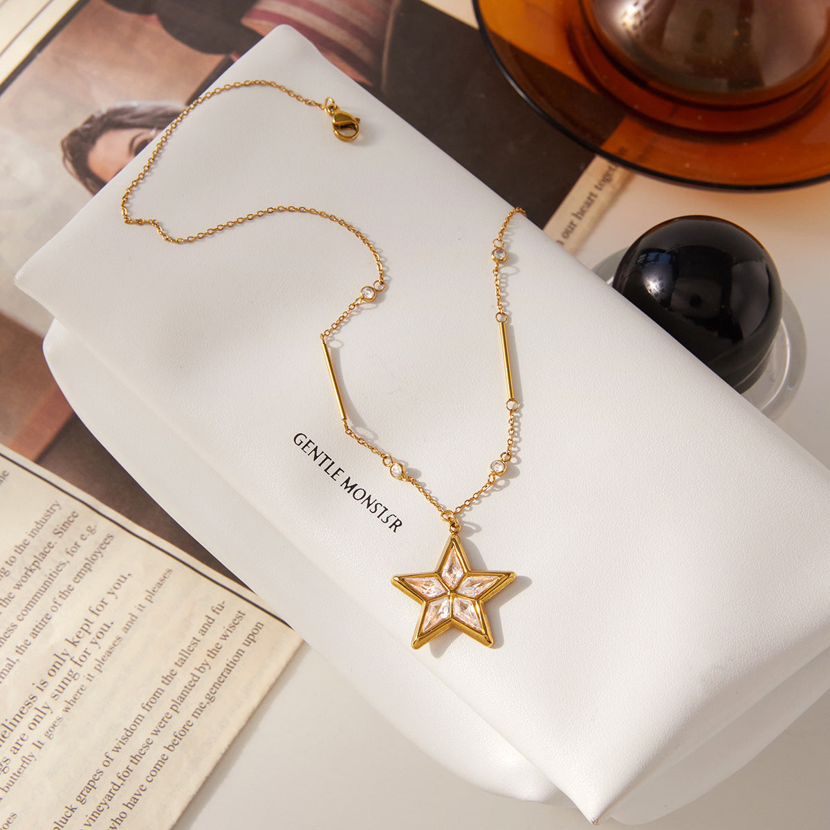 Collana con Ciondolo a Stella a Cinque Punte Minimalista in Acciaio al Titanio con Intarsio di Strass e Placcatura in Oro PVD da Donna