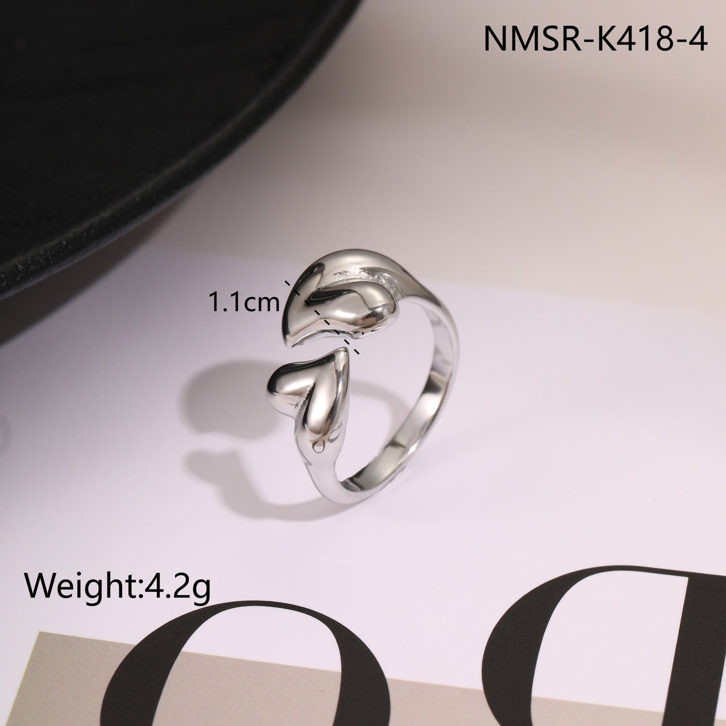 Anillo Abierto de Acero Inoxidable con Forma Geométrica, Acabado de Acero de Titanio y Detalle de Corazón de Malaquita para Mujer