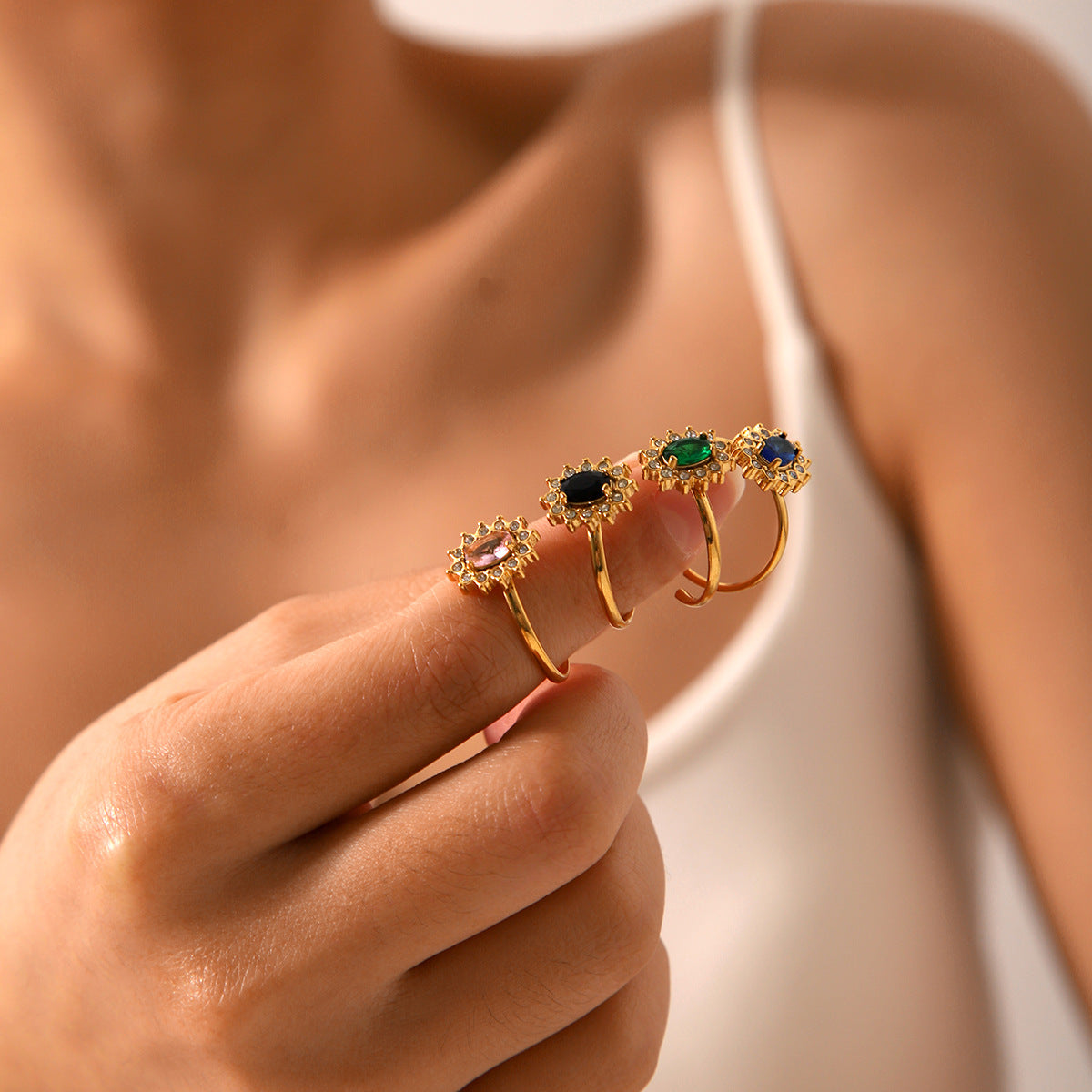 Anello da Donna Minimalista Geometrico in Acciaio al Titanio con Intarsi in Strass e Finitura Placcata