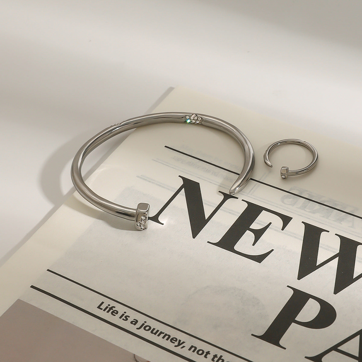 Bracciale geometrico placcato in acciaio inossidabile da donna con estetica minimalista di lusso