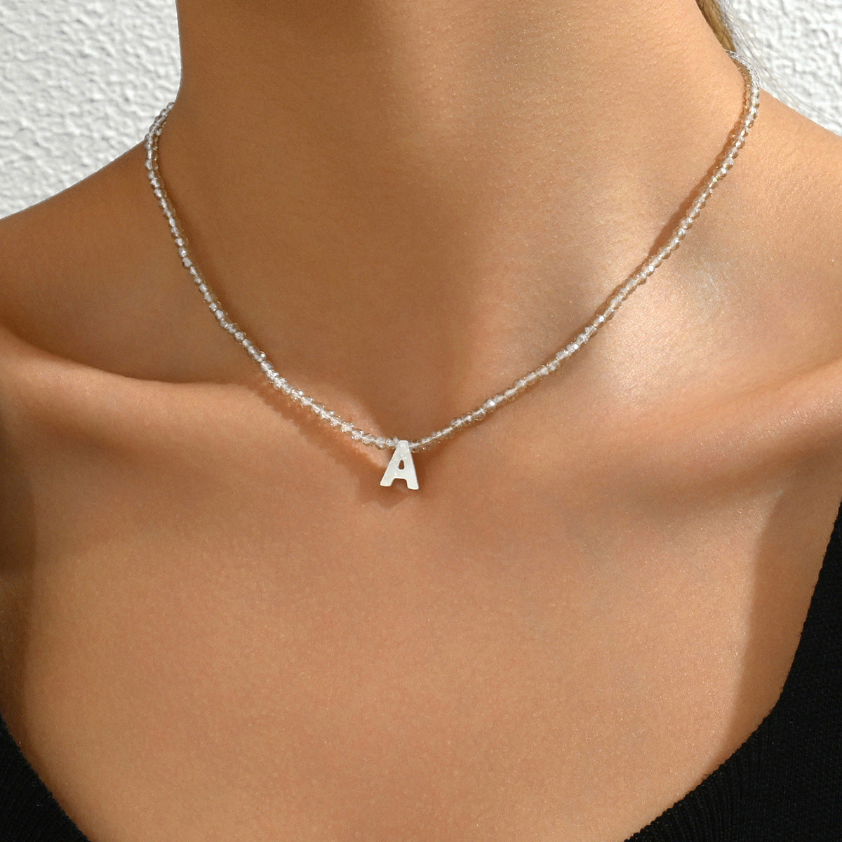 Collar Minimalista de Perlas Frescas y Nácar con Letras, para Mujer, con Dije Geométrico y Diseño que Realza la Clavícula