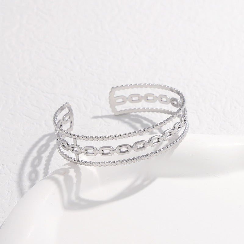 Bracciale da donna in acciaio al titanio con design geometrico minimalista, a forma di C, finitura placcata e dettaglio catena