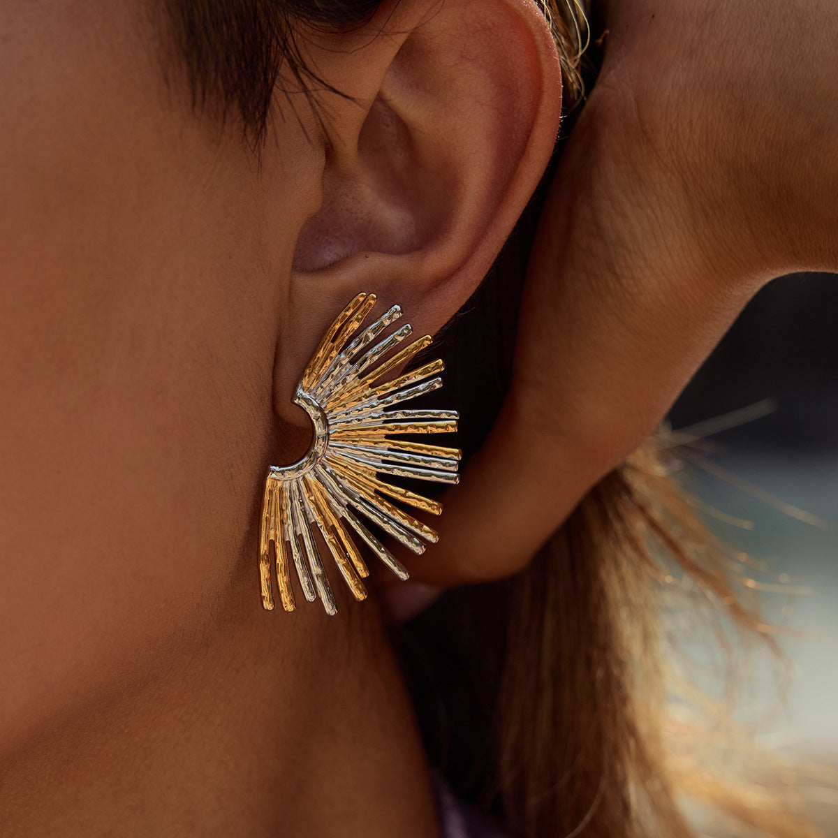 Pendientes minimalistas de acero inoxidable con forma de girasol, incrustaciones de diamantes de imitación, postes hipoalergénicos de acero de titanio, acabado chapado antideslustre