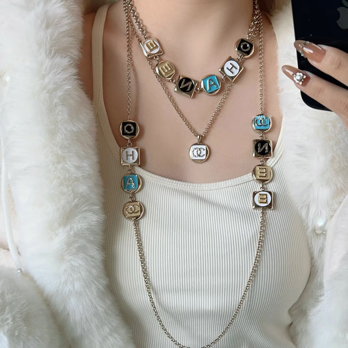 Collar de latón bañado en oro con letras esmaltadas de lujo para mujer