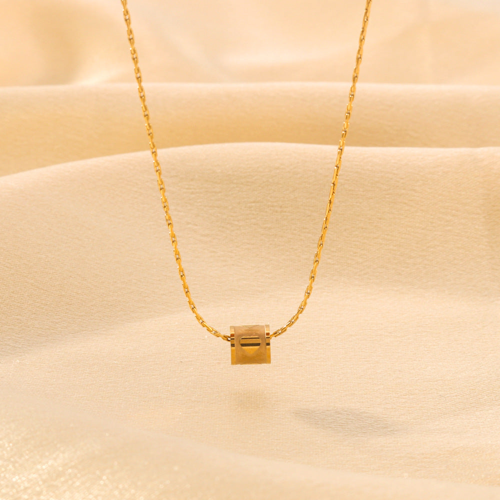 Collana Minimalista con Pendente a Cuore in Acciaio al Titanio e Incisione Cilindrica per Donne, Ipoallergenica e Resistente allo Sbiadimento, con Finitura in Oro 18K Elettroplaccata Sottovuoto su Catena a O