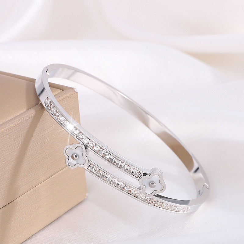 Bracciale Minimalista da Donna a Trifoglio a Quattro Foglie in Acciaio Titanio Placcato, Regolabile con Intarsio di Strass